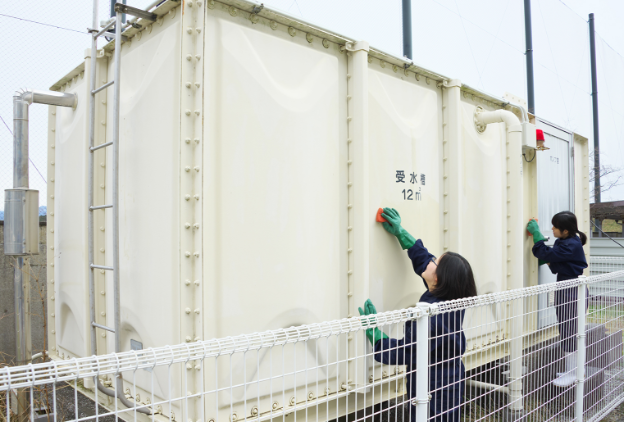 貯水槽の外の汚れも拭き取ってきれいにします